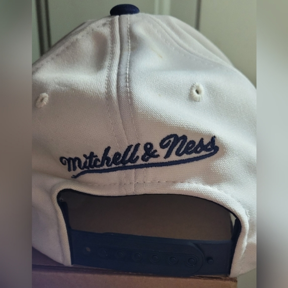 Canucks hat - Picture 3 of 4